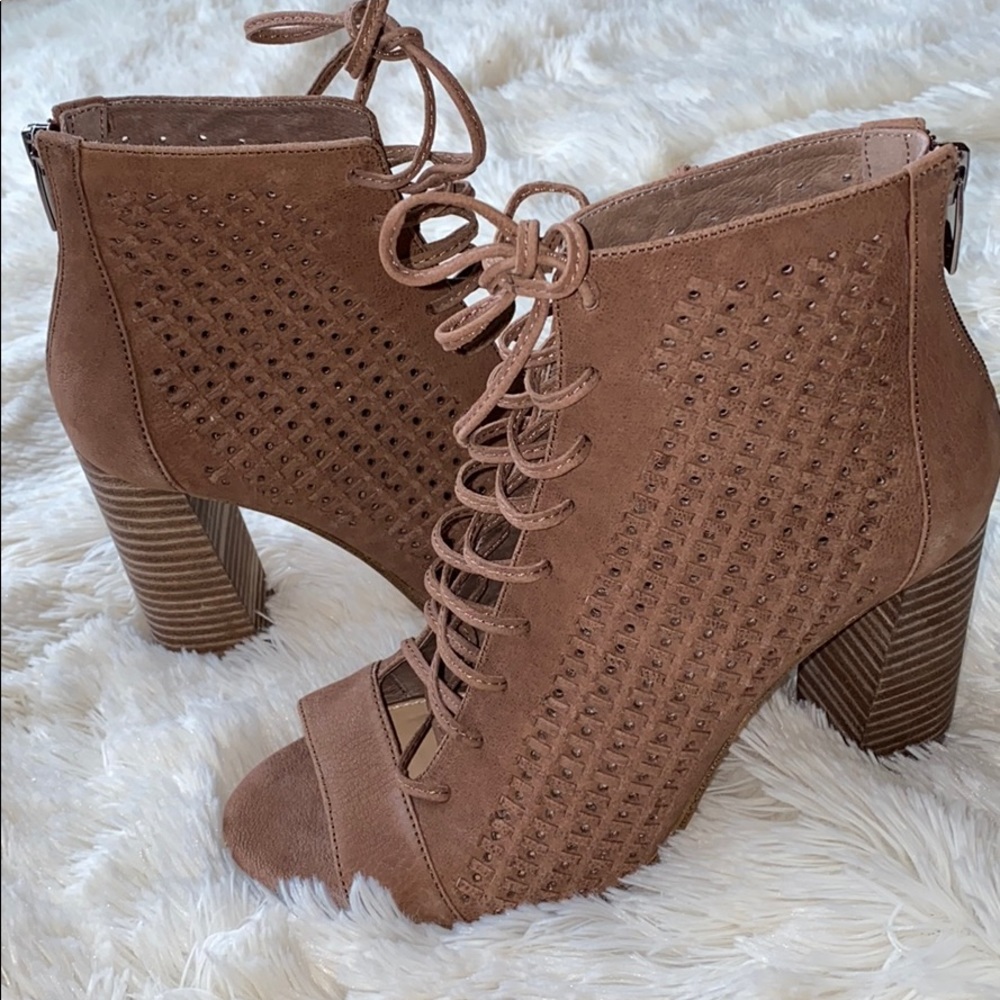 Vince camuto lace up block heel NIB